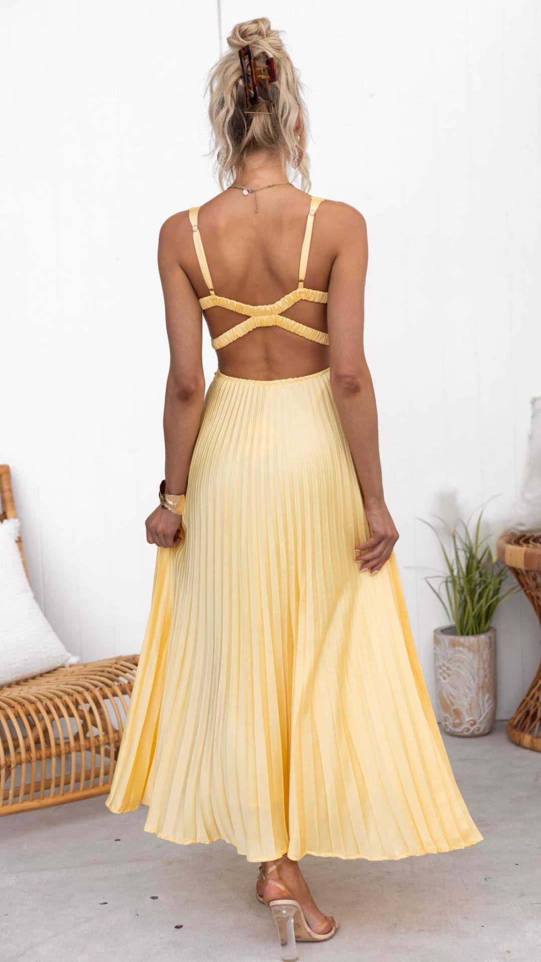 Gaby - vestido amarillo plisado con escote en V