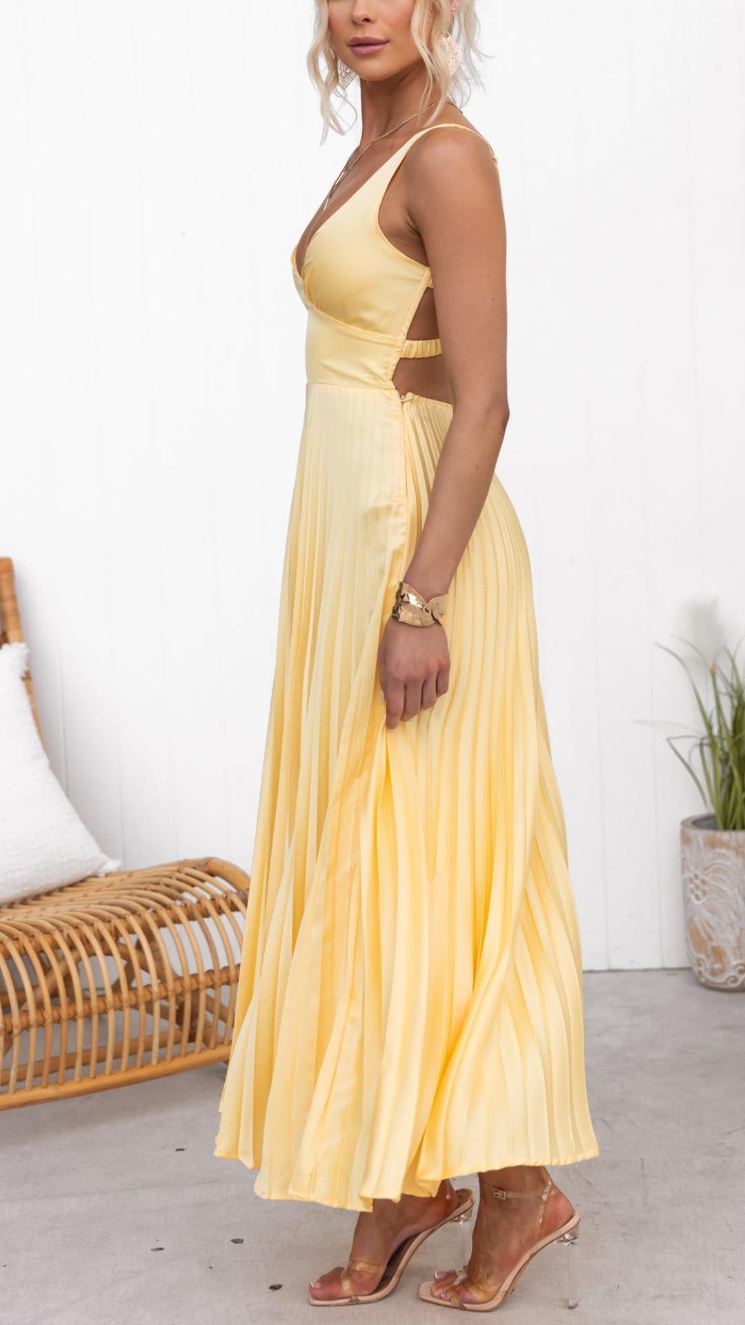 Gaby - vestido amarillo plisado con escote en V