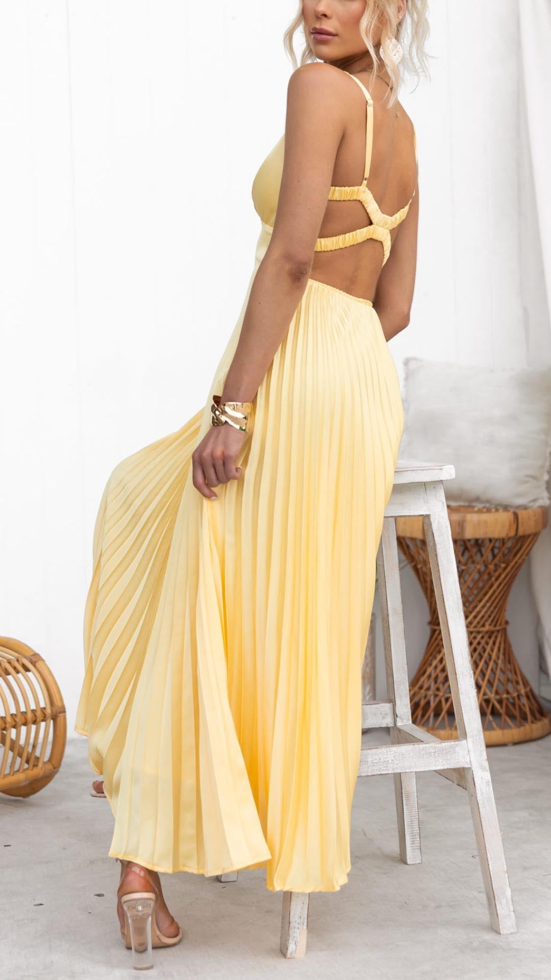 Gaby - vestido amarillo plisado con escote en V